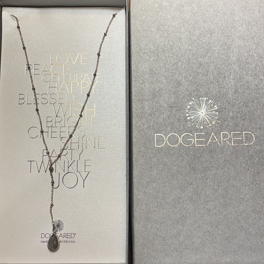 Dogeared teardrop shape 20” chain necklace with 2” lariat and small gem